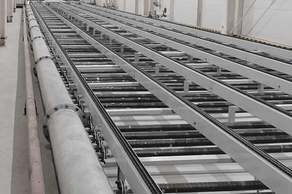 How does an automatic Eps conveyor work?